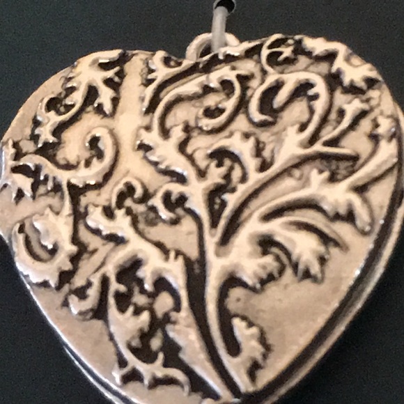 New Gorgeous Heart Magnet Locket Foliage Pendant - Picture 2 of 4